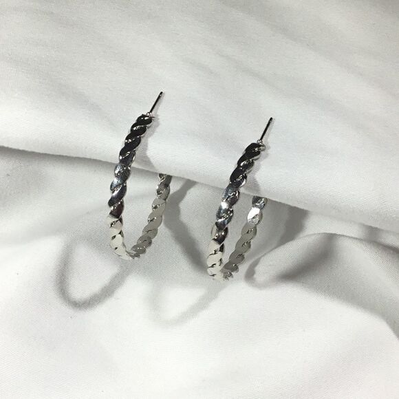 Flat & Twisted Hoops (UC3) - Picture 1 of 6